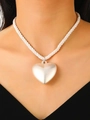 Pendentif cœur argenté exagéré avec collier en corde tressée blanche sur modèle - Pendentif Coeur Argenté (Cordon Blanc)