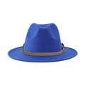 Détail du chapeau fedora bleu royal avec ruban en cuir brun et boucle métallique - Adulte 58cm Taille Unique / Bleu Royal
