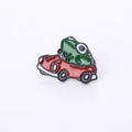 Spilla in smalto cartone animato con rana verde che guida un'auto rossa vintage - Rana che guida l'auto