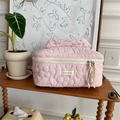 Trousse de toilette matelassée rose avec nœud et étiquette sur étagère en bois - Fleur Matelassée Rose Clair