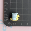 Mini-Resinzubehör mit blauem Bären und gelbem Entchen für DIY Bastel-Dekoration - Blauer Bär auf gelbem Enten-Schwimmring / Mini Klein