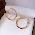 Detail von 18k vergoldeten Creolen mit Spiralstruktur in einer weißen Samt-Schmuckschatulle - Echt Vergoldet Gold (Silbernadel)