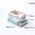 Vaso in ceramica a forma di libri classici con titoli letterari e dimensioni - Stile Libri Impilati