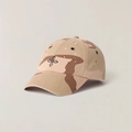 Détail d'une casquette camouflage désert avec broderie en croix et œillets métalliques - Taille unique / Camouflage Désert