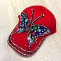 Cappellino da baseball in denim rosso lavato con grande motivo farfalla di strass colorati - Rosso