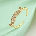 Anello geometrico aperto placcato oro 18K con zirconi su superficie verde opaca - Stile Motivo a Spirale (13297)
