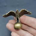 Statua di aquila in ottone vintage in miniatura, tenuta in mano per la scala - Aquila su palla