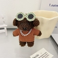Dettaglio del portachiavi cane di peluche con camicia arancione e occhiali da sole - Marrone Scuro