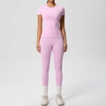 Détail d'un ensemble de yoga rose clair avec t-shirt cintré et legging assorti extensible - S / Haut Et Bas / Rose Sakura
