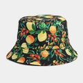 Detalle de los vibrantes estampados de limón y cereza sobre la tela negra del sombrero de cubo - M (56-58cm) / Durazno Amarillo Negro