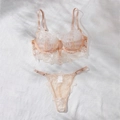 Detaillierte Flachbild-Ansicht eines beigen Spitzen-Lingerie-Sets auf weißem Stoff - S / Hellgelb
