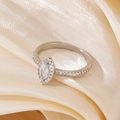 Bague de luxe en argent avec zircon taille marquise sur soie champagne et pavé - Argenté
