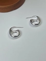 Primer plano de pendientes de plata de ley 925 con sello sobre fondo blanco puro - Plateado
