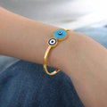 Brazalete de acero de titanio dorado con dijes de ojo turquesa en muñeca de modelo - Color Dorado (Z289)