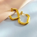 Detalle macro de pendientes en U de acero inoxidable chapado en oro 18k pulido sobre seda - Forma de U rectangular / Dorado