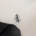 Détail d'une pince à cheveux en strass argentés avec un nœud en ruban noir élégant - Petite Pince à Cheveux (D-5217-4)
