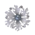 Primer plano de broche de flor plateada con perla mate y cristales brillantes - Estilo de Flor Plata Mate (FG103-B)