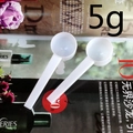 Set of two white plastic 5g measuring spoons with long handles for kitchen use - 5g (8.5*2.6*2.5cm) / White