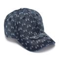 Détail de casquette en jean vieilli avec motifs papillons blancs et bordure effilochée - Papillon Bleu Foncé Style Distressed (B)