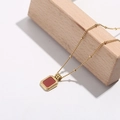 Minimalistische 18K vergulde titanium ketting met een rode vierkante hanger en kralenketting - Rood