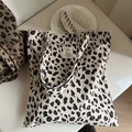 Dettaglio della borsa tote in velluto a coste leopardato con etichetta in tessuto bianco - Bianco Leopardato