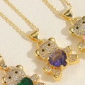 Dettaglio macro della collana con pendente a orsetto e zircone a cuore - Viola
