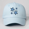 Dettaglio del cappellino da baseball in cotone azzurro con ricami di stelle e scritte - Taglia unica / Celeste