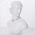 Collier ras du cou doré à trois rangs avec fleurs en strass sur un buste de mannequin - 21x17cm / Blanc