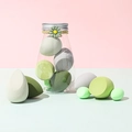 Kit d'éponges maquillage en pot de verre avec formes gouttes en vert et beige doux - Pot de Marguerite Verte