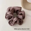 Grote 14cm satijnen scrunchie in oudroze met een elegante zijdezachte zijden textuur - #4 Grijspaars