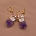 Handgefertigte Ohrhänger mit lila Amethyst, Süßwasserperlen und kleinen Muschelblumen - Amethyst Muschelblume Ohrhänger