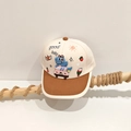 Detail van de kinderpet met 3D-dinosauruspatch en kleurrijke geborduurde pictogrammen - Off-wit / 52cm (2-5 Jaar)