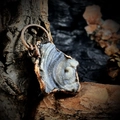 Pendentif vintage en agate druzy avec fil de cuivre sur texture d'écorce naturelle - Agate druzy naturelle