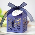 Paars lasergesneden bedankdoosje met kruispatroon en goudkleurig Thank You label - Saffierblauw