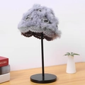 Grijze handgebreide konijnenbont muts met gehaakte bloemen op een zwarte displaystand - Eén maat / Grijs