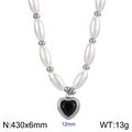 Collar de perlas sintéticas con colgante de cristal corazón negro y cuentas plata - Plata con piedra negra (KN283221-SP)