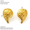 Vista detallada de pendientes ovalados irregulares bañados en oro con medidas 19MM - Estilo de Textura de Lava Martillada (SE025G)