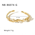 Details des gewellten Goldarmbands mit vier Perlen und 5,1 cm Innendurchmesser-Angabe - Goldene Welle Perlenstil (NB-B6074-G)