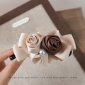 Fermaglio per capelli vintage con fiocco di raso, rose beige e marroni e perla - Fiocco con Perla e Rosa / Color Tè al Latte