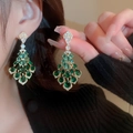 Close-up of vintage emerald green teardrop earrings with multi-layer tassel and gold plating - Vintage Court Green Gemstone Style (19#银针-绿色)