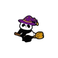 Spilla smaltata con panda strega carino con cappello viola su scopa per Halloween - Panda Strega