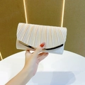 Abend-Clutch in Champagnergold mit plissiertem Satin-Finish und Metallrahmen - Champagner