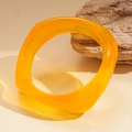 Quadratischer Armreif aus bernsteinfarbenem Harz in leuchtendem minimalistischem Orange - Gelb