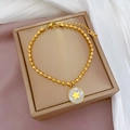 Détail du bracelet perlé en acier inoxydable doré avec étoile en nacre sur velours - Style Coquillage Blanc Doré (K311)