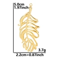 Vue détaillée du pendentif feuille dorée indiquant 5,0 cm de haut et 2,2 cm de large - pendentif collier / Doré