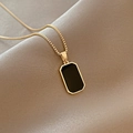 Elegante collana in acciaio al titanio dorato con pendente rettangolare nero su seta - Collana a Piastra Nera Geometrica (X341) / Oro