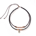 Bohemian dubbellaagse ketting met houten kralen en bronzen hart hanger op witte achtergrond - Hart Stijl (QNN1109)