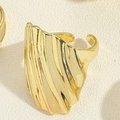 Dettaglio anello placcato oro 14K con trama a onde tipo conchiglia e finitura lucida - Anello a Onda Liscia