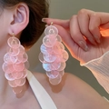 Detailopname van roze kralen oorbellen met schelpkwastjes gedragen bij warm licht - 37# Zilveren oorknopje - Roze Grote Schelp Stijl