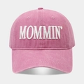 Gorra de béisbol MOMMIN' bordada en rosa lavado para mujer con acabado vintage - Rosa